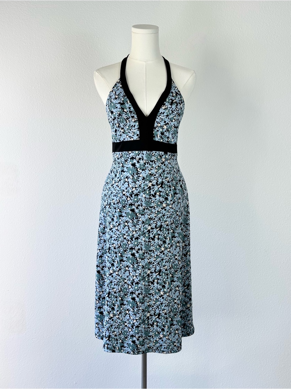 BCBG Maxazria Essentials Y2K Floral Halter Midi Dress Size M V-Neck Blue Black